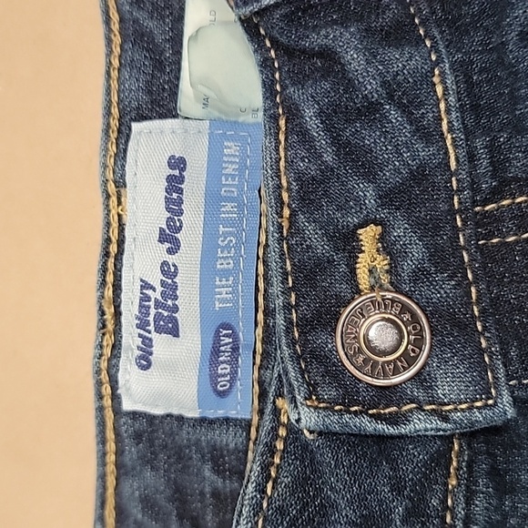 Old Navy. Size 2, 3" Inseam Cargo Shorts. Medium Wash, Excellent Used Condition - Picture 2 of 8